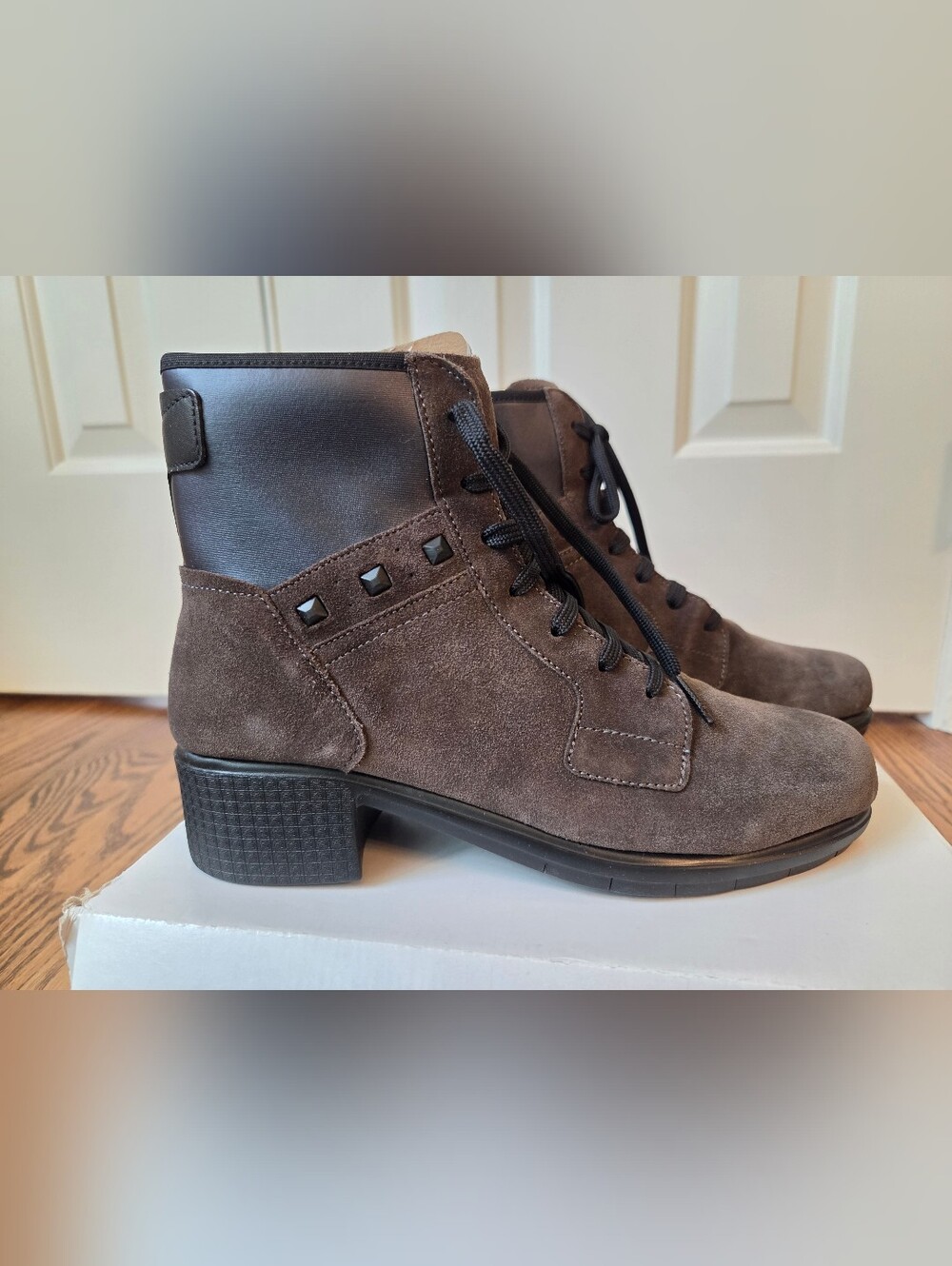 SAYDO BRAND NEW Women's Lace-Up Chukka Boots in Gray Brown Suede